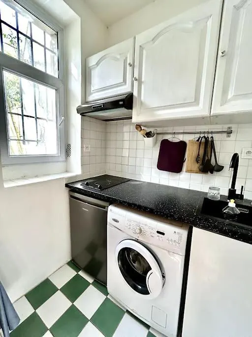 Central 1Br Near Montmartre Paris France