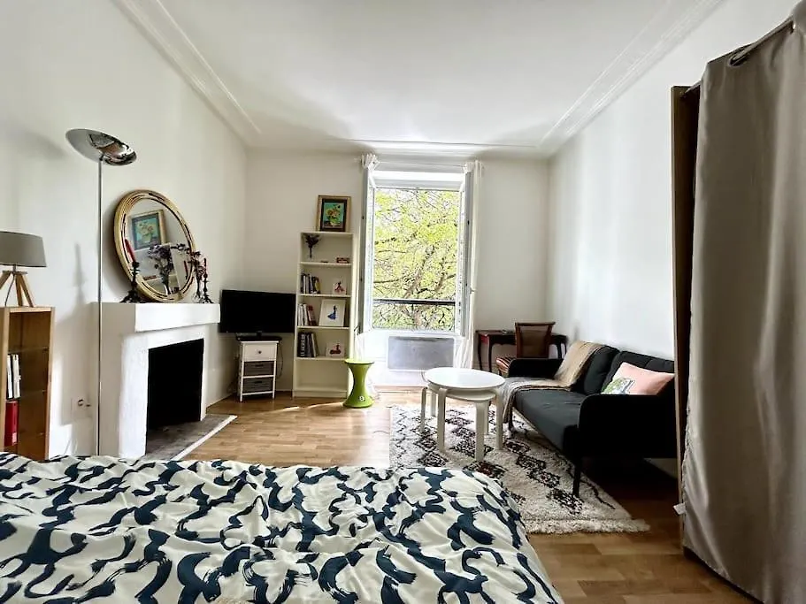 Central 1Br Near Montmartre contacts